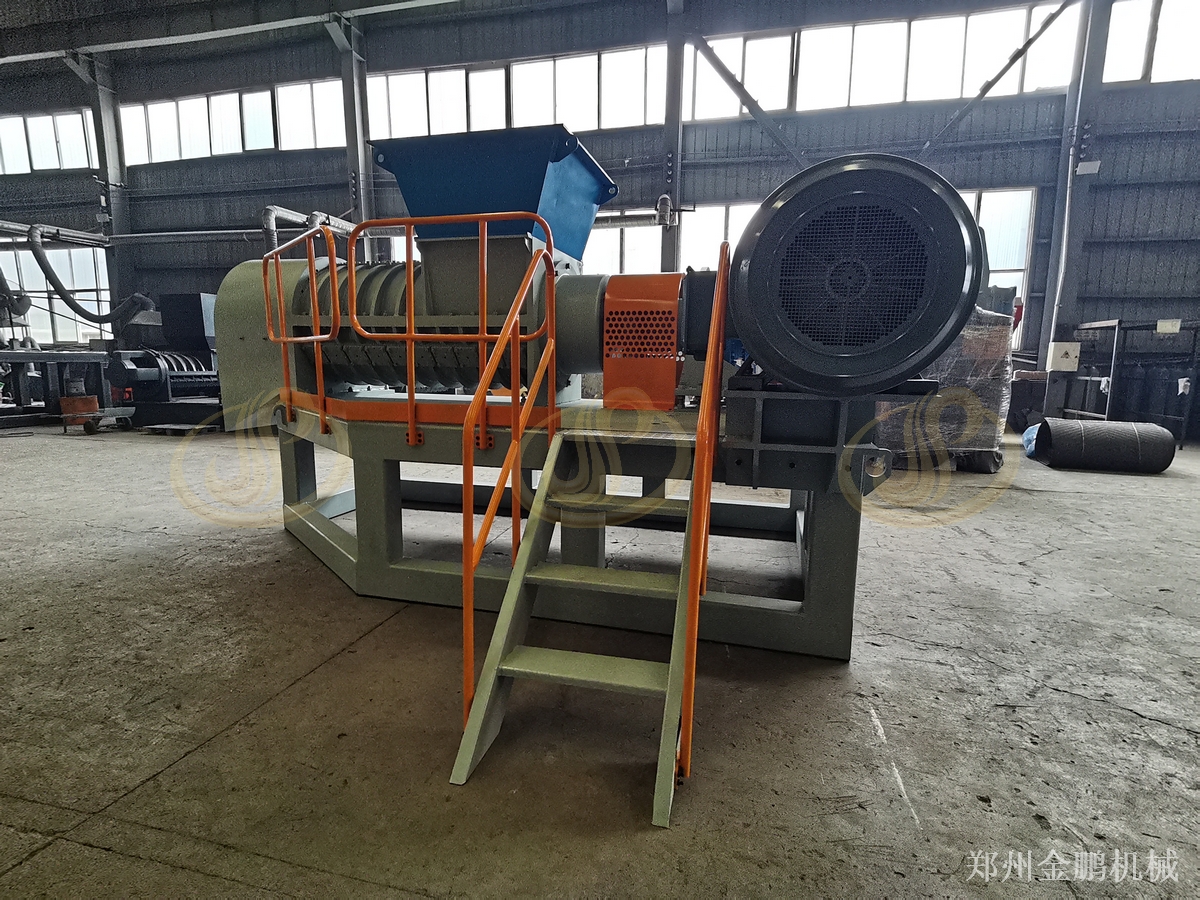 郑州金鹏皮革边角料撕碎机：螺旋刀轴防缠绕撕碎作业